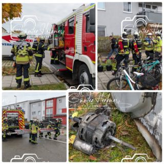 🗓️ Datum: 28.10.2025
⏰ Uhrzeit: 07.54 Uhr 
🚒🚑 Einsatzart: B3 Petson
📍 Einsatzort: Altenerding 
🚑🚒🚁🚓 Eingesetzte Kräfte 
@feuerwehr_altenerding
@feuerwehr_erding
@kreisbrandinspektion_erding
@brk_kreisverband_erding 
@notarzt_dorfen
@einsatzleiter_rettungsdienst
@polizeiobn 

Feuer im Erdgeschoss: Polizei ermittelt nach Wohnungsbrand

Nach dem Brand in der Herzogstraße ist die betroffene Familie in einer Notunterkunft untergebracht. Die Ursache bleibt unklar.

Zu einem Brand kam es am Dienstag gegen 7.45 Uhr in einer Erdgeschosswohnung eines Mehrfamilienhauses in der Erdinger Herzogstraße, in der eine Frau mit ihren beiden Kindern wohnte. Unter Atemschutz gingen die Feuerwehren Altenerding und Erding zur Brandbekämpfung vor.

Im Einsatz waren auch Polizei, BRK, Notarzt und Rettungsdienst. Laut Polizei ist die Brandursache noch ungeklärt. Daher nahm die Kripo Erding die Ermittlungen auf. Bei dem Brand, der im Badezimmer ausbrach, wurde niemand verletzt, die Wohnung ist jedoch nicht mehr bewohnbar. Die Familie ist in einer Notunterkunft der Stadt untergebracht. Es entstand ein Schaden im hohen fünfstelligen Bereich.

Quelle: www.merkur-online.de

📷 Günter Herkner

#thl #unfall #feuerwehr #rettungsdienst #polizei #luftrettung #blaulicht
#technischehilfe #gefahrgut #abc #brand #freiwilligefeuerwehr
