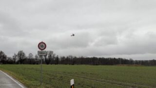 🗓️Datum: 17.11.2025
⏰Uhrzeit: 11.20 Uhr 
🚒🚑 Einsatzart:  THL 3
📍Einsatzort:  ED 20

🚒🚑🚁🚓 Eingesetzte Kräfte:
@ff_kirchasch
@feuerwehr_walpertskirchen
@kreisbrandinspektion_erding
@brk_kreisverband_erding
@brk_isen
@luftrettungsstationchristoph1
@christoph.muenchen 

Schwerer Verkehrsunfall mit zwei Verletzten, mehrstündige Sperrung der Kreisstraße ED 20

Um 11:20 Uhr kollidierten im Kreuzungsbereich der Kreisstraße ED 20 im Gemeindebereich Bockhorn und der Ortsverbindungsstraße Papferding/Breitasch zwei Fahrzeuge. Hierbei wurden die Fahrzeugführerin eines VW Kleintransporters und der Fahrzeugführer eines Pkw Lancia verletzt und mit Rettungshubschraubern in Münchner Kliniken geflogen. Die Polizeiinspektion Erding war mehrere Stunden mit den Ermittlungen am Unfallort und der Räumung der Unfallstelle befasst. Aus diesem Grund wurde die Kreisstraße ED 20 für vier Stunden für den fließenden Verkehr gesperrt. Gegenstand der Ermittlungen ist auch, wie es zur Kollision der beiden Fahrzeuge auf der durch Verkehrszeichen übergeordneten Kreisstraße und der untergeordneten Ortsverbindungsstraße gekommen ist. Im Rahmen der Ermittlungen wurde von der sachleitenden Staatsanwaltschaft Landshut ein Gutachter an die Unfallstelle bestellt.

Neben dem Rettungsdienst waren die Feuerwehren Walpertskirchen und Kirchasch sowie die Kreisbrandinspektion Erding-Land an der Unfallstelle im Einsatz.

Quelle: PI Erding 

📷 Günter Herkner

#thl #unfall #feuerwehr #rettungsdienst #polizei #luftrettung #blaulicht #technischehilfe #gefahrgut #abc #brand #freiwilligefeuerwehr