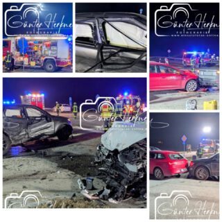 🗓️Datum: 21.01.2026
⏰Uhrzeit: 18.04 Ihr
🚒🚑 Einsatzart: THL 2
📍Einsatzort: Indorf ED 14
🚒🚑🚁🚓 Eingesetzte Kräfte:
@feuerwehr_altenerding
@brk_kreisverband_erding
@polizeiobn

Vorfahrt missachtet - Unfallflucht

Gegen 18:00 Uhr fuhr ein bislang unbekannter Fahrzeugführer mit seinem Land Rover die ED 14 von Erding kommend Richtung Walpertskirchen. Auf Höhe Indorf wollte er nach links in Richtung Neuhausen abbiegen und übersah dabei einen entgegenkommenden Renault, welcher von einem 43-jährigen aus dem südlichen Landkreis gesteuert wurde. Es kam zum Zusammenstoß, durch den der Land Rover gegen einen Seat geschleudert wurde, der auf der St.-Martin-Straße Verkehr bedingt warten musste. Durch die Wucht des Aufpralls wurde der Seat auf einen dahinter wartenden VW Tiguan geschoben. Durch den Unfall wurden sowohl der Unfallverursacher, als auch der 43-jährige Fahrer des Renault verletzt. Noch bevor die Personalien des Unfallverursachers durch die Polizeistreife festgestellt werden konnte, musste dieser im Klinikum Erding medizinisch versorgt werden. Wie sich kurze Zeit später herausstellte, entfernte sich der Unfallverursacher aus der Notaufnahme und hinterließ falsche Personalien. Sein Pkw wurde als Spurenträger sichergestellt. Der Halter der Pkw dürfte auch der Fahrer sein. Die Polizei führt weitere Ermittlungen und Vernehmungen durch. 

Quelle: PI Erding 

📷 Günter Herkner

#thl #unfall #feuerwehr #rettungsdienst #polizei luftrettung blaulicht technischehilfe gefahrgut abc brand freiwilligefeuerwehr