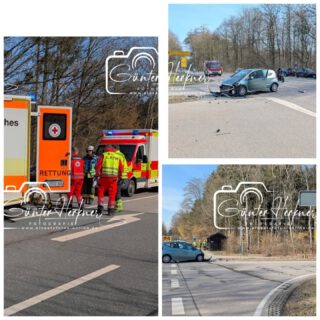 🗓️Datum: 28.02.2026
⏰Uhrzeit: 12:42 Uhr
🚒🚑 Einsatzart: THL 2
📍Einsatzort: B 388
🚒🚑🚁🚓 Eingesetzte Kräfte:
@feuerwehr_bockhorn
@feuerwehr_eschlbach
@feuerwehr.gruenbach
@brk_kreisverband_erding
@brk_dorfen
@brk_kv_muehldorf
@einsatzleiter_rettungsdienst
@polizeiobn
Wieder Verkehrsunfall mit Verletzten an der ‚Rappoltskirchner Kreuzung‘
Am Samstagmittag, gegen 12:45 Uhr, befuhr eine 32jährige Pkw-Lenkerin aus dem nördlichen Landkreis Erding mit ihrem Pkw Daimler A-Klasse die Kreisstraße ED 15 von Eschlbach kommend in Richtung B388/Maria Thalheim. An der Kreuzung zur B388 fuhr sie laut Angaben einer unbeteiligten Zeugin ungebremst mit ca. 70 km/h in die Bundesstraße ein. Im Kreuzungsbereich kam es dann zum Zusammenstoß mit dem Pkw BMW 320 eines 36jährigen aus dem östlichen Landkreis Erding, der auf der B388 in Richtung Erding unterwegs war. Im BMW befanden sich auch die 37jährige Lebensgefährtin sowie deren 8jährige Tochter. Alle Personen wurden bei dem Unfall leicht verletzt. An den Fahrzeugen entstand ein Schaden von insgesamt ca. 30000 Euro, sie waren nicht mehr fahrbereit und mussten durch einen Abschleppdienst geborgen werden.
Quelle: PI Erding
📷 Günter Herkner
#thl #unfall #feuerwehr #rettungsdienst #polizei luftrettung blaulicht technischehilfe gefahrgut abc brand freiwilligefeuerwehr