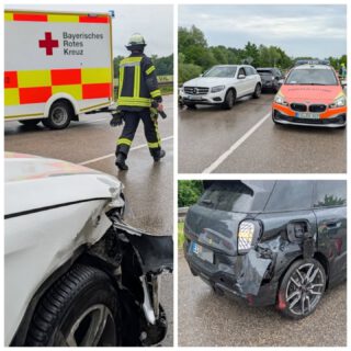 🗓️Datum: 09.06.2026
⏰Uhrzeit: 08.52 Ihr
🚒🚑 Einsatzart: THL1
📍Einsatzort: St.2082
🚒🚑🚁🚓 Eingesetzte Kräfte:
@feuerwehr_moosinning
@feuerwehr_oberneiching
@brk_kreisverband_erding
@einsatzleiter_rettungsdienst
@polizeiobn
Beim Abbiegen Gegenverkehr übersehen - zwei Verletzte
Am 09.06.2026 befuhr eine 49jährige Frau aus dem westlichen Landkreis Erding gegen ca. 07:50 Uhr die Staatsstraße 2082 aus Neuching kommend in Richtung Aufhausen. An der Abzweigung zur Flughafentangente Ost (FTO) bog die Frau mit ihrem PKW, Mini, nach links ab, um auf die FTO Richtung Markt Schwaben aufzufahren. Dabei übersah sie eine 46jährige Frau, welche die Staatsstraße 2082 mit ihrem PKW, Mercedes, in entgegengesetzter Richtung befuhr. Im Einmündungsbereich kam es dabei zum Zusammenstoß beider Fahrzeuge, wobei der Mini hinten rechts und der Mercedes vorne rechts beschädigt wurden. Die Schadenshöhen wurden jeweils auf ca. 10.000,- Euro geschätzt. Beide Verkehrsteilnehmerinnen wurden bei dem Geschehen leicht durch Schleudertraumata und Beinschmerzen verletzt und kamen vorsorglich in das Klinikum Erding. Die Minifahrerin erwartet nun ein Strafverfahren wegen des Verdachtes der fahrlässigen Körperverletzung. Neben der Polizei Erding waren auch noch der Rettungsdienst und die Feuerwehren aus Moosinning und Oberneuching mit ca. 20 Einsatzkräften vor Ort.
Quelle: PI Erding
📷 Günter Herkner
#thl #unfall #feuerwehr #rettungsdienst #polizei luftrettung blaulicht technischehilfe gefahrgut abc brand freiwilligefeuerwehr