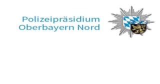 Manipulierte Babynahrungsgläser im benachbarten Ausland aufgefunden

Die Kriminalpolizei Ingolstadt führt unter Sachleitung der Staatsanwaltschaft Ingolstadt ein Verfahren wegen Verdachts der versuchten Erpressung zum Nachteil des in Pfaffenhofen an der Ilm ortsansässigen Babynahrungsmittelherstellers HiPP gegen Unbekannt.

Unmittelbar nach Bekanntwerden einer E-Mail der mutmaßlichen Täter am 16.04.2026 bei der Polizei wurden unverzüglich alle erforderlichen Verständigungen, Abstimmungen und Maßnahmen im In- und Ausland getroffen.

Im Rahmen dieser Ermittlungen wurden in den drei benachbarten Ländern Österreich, Tschechien und der Slowakei insgesamt fünf manipulierte Babynahrungsgläser festgestellt. Die Gläser wurden vor Verzehr sichergestellt. Ein manipuliertes Glas könnte in Österreich mutmaßlich noch im Umlauf sein.

Laboruntersuchungen ergaben, dass die sichergestellten Gläser mit Rattengift versetzt worden waren. Die deutschen Ermittlungsbehörden stehen in kontinuierlichem engen Austausch mit dem Babynahrungshersteller HiPP und den Sicherheitsbehörden der betroffenen Länder. In Deutschland wurden keine mit Gift verunreinigten Gläser festgestellt.

Wir bitten um Verständnis, dass zum jetzigen Zeitpunkt keine weiterführenden Informationen zum Ermittlungsfortgang bekannt gegeben werden können. 

Die Polizei weist vorsorglich darauf hin, dass bei Auffälligkeiten an den Babykostgläschen von einem Verzehr abgesehen und umgehend die am Auffindeort örtlich zuständige Polizei verständigt werden soll.

Wir bitten dabei insbesondere beim Öffnen des Glases auf das sogenannte Knack-Geräusch zu achten. Sollte dieses fehlen, kann eine Beschädigung oder Manipulation vorliegen. Überprüfen Sie grundsätzlich den Geruch des Glasinhalts, ob dieser dem Gewohnten entspricht.  Weiterhin darf darauf hingewiesen werden, dass die mutmaßlichen Täter an den manipulierten Gläsern am Boden einen weißen Aufkleber mit einer Markierung in Form eines roten Kreises angebracht haben.

Zur Aufklärung des Sachverhalts wurde eine Ermittlungsgruppe „Glas“ bei der Kriminalpolizei Ingolstadt eingerichtet, die Hinweise unter der Telefonnummer 0841-9343-3803 entgegennimmt.