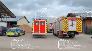 🗓️Datum: 19.04.2026

⏰Uhrzeit: 10:37 Uhr 

🚒🚑 Einsatzart:  Personen in Wassernot

📍Einsatzort: Oberhof/Walpertskirchen 

🚒🚑🚁🚓 Eingesetzte Kräfte:
@feuerwehr_walpertskirchen
@feuerwehr_altenerding
@kreisbrandinspektion_erding
@wasserwacht_erding 
@brk_kreisverband_erding 
@krisenintervention_ed_fs
@polizeiobn
Biogas-Experte
Industrietaucher 

Tödlicher Betriebsunfall auf landwirtschaftlichem Anwesen

Bei einem Betriebsunfall verstarb am gestrigen Sonntag ein 45-jähriger Landwirt aus Walpertskirchen. Die Kriminalpolizei Erding ermittelt.

Gegen 10:30 Uhr war die Polizei darüber informiert worden, dass der Landwirt vermisst würde und gleichzeitig ein offenstehender Schachtdeckel zu einer Güllegrube aufgefallen sei.

Intensive Suchmaßnahmen in der näheren Umgebung, bei denen auch ein Polizeihubschrauber eingesetzt wurde, verliefen ohne Ergebnis. Die Güllegrube wurde in der Folge durch benachbarte Landwirte weitgehend abgepumpt. Ein Taucher konnte den leblosen Körper des 45-Jährigen dann gegen 16:15 Uhr in der Grube auffinden.

Zur Klärung des Unfallhergangs hat die Kriminalpolizei in Zusammenarbeit mit der zuständigen Berufsgenossenschaft die Ermittlungen übernommen. Durch die Staatsanwaltschaft wurde eine Obduktion des Leichnams angeordnet. Hinweise auf ein mögliches Fremdverschulden liegen derzeit nicht vor.

 
Quelle:
Polizeipräsidium Oberbayern Nord
Präsidialbüro/ Pressestelle

📷 Günter Herkner

#thl #unfall #feuerwehr #rettungsdienst #polizei luftrettung blaulicht technischehilfe gefahrgut abc brand freiwilligefeuerwehr