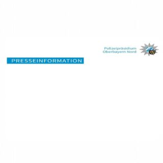 Gemeinde Putzbrunn / Landkreis München

 

Im Zusammenhang mit dem Verkehrsunfall mit tödlichem Ausgang wird nachberichtet:

Nach derzeitigem Ermittlungsstand befuhr die 65-jährige, aus dem Landkreis Meißen (Sachsen) stammende Fahrzeugführerin, den mittleren Fahrstreifen der A 99 Richtung Nürnberg mit unbekannter Geschwindigkeit. Aus bislang unbekannter Ursache wechselte sie den Fahrstreifen nach rechts und kollidierte dort mit dem Heck eines Sattelzuges. Der Fahrer des Sattelzuges, ein 27-jähriger Fahrer aus dem Ilm-Kreis (Thüringen), befuhr regulär den rechten Fahrstreifen, ehe sich die Kollision ereignete. Er blieb unverletzt. Die 65-jährige Unfallverursacherin verstarb noch an der Unfallstelle.

Zur Klärung des Unfallhergangs wurde von der Staatsanwaltschaft ein Gutachten in Auftrag gegeben. Bei dem Verkehrsunfall entstand ein Gesamtschaden in Höhe von ca. 25000 Euro.

Für die Dauer der Unfallaufnahme blieb die Autobahn über mehrere Stunden vollgesperrt und wurde ca. gegen 15 Uhr wieder freigegeben. An der Unfallstelle waren Einsatzkräfte der Johanniter, der Feuerwehren Putzbrunn, Ottobrunn und Hohenbrunn, sowie ein Rettungshubschrauber der ADAC Luftrettung eingesetzt.

Etwaige Zeugen des Verkehrsunfalls, die Angaben zum Unfallhergang machen können, werden gebeten, sich unter der Telefonnummer 08102 / 74450 an die VPI Hohenbrunn zu wenden.