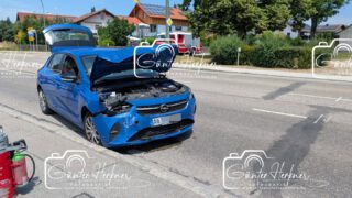 🗓️Datum: 29.06.2026
⏰Uhrzeit: 13:30 Uhr 
🚒🚑 Einsatzart: THL 1
📍Einsatzort: Hörlkofen 
🚒🚑🚁🚓 Eingesetzte Kräfte:
@feuerwehr_hörlkofen
@brk_kreisverband_erding
@polizeiobn

Pkw kommt von Fahrbahn ab

Am Montagnachmittag gegen 13:30 Uhr fuhr ein 87jähriger aus dem südlichen Landkreis mit seinem VW die Wörther Straße in Hörlkofen von Kirchötting kommend Richtung Ortsmitte. An der Einmündung zur Erdinger Straße (St. 2331) übersah er einen von links kommenden, vorfahrtsberechtigten Opel, welcher von einer 29jährigen aus Neuötting gesteuert wurde. Es kam zum Zusammenstoß, durch den beide Beteiligte leicht verletzt wurden. Eine weitere medizinische Versorgung in einem Krankenhaus war nicht notwendig. Es entstand ein Sachschaden von ca. 28.000 €. Beide Fahrzeuge waren nicht mehr fahrbereit und mussten abgeschleppt werden.

Quelle: PI Erding 

 Günter Herkner

#thl #unfall #feuerwehr #rettungsdienst #polizei luftrettung blaulicht technischehilfe gefahrgut abc brand freiwilligefeuerwehr