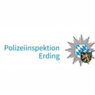 Verkehrsunfallflucht – Zeugen gesucht

Ein bislang unbekannter Fahrzeugführer beschädigte am Mittwoch den 01.07.2026 zwischen 10:30 Uhr und 15:30 Uhr einen geparkten Pkw und entfernte sich anschließend unerlaubt von der Unfallstelle.

Der Geschädigte hatte seinen silbernen VW Golf auf dem Parkplatz der Tatörtlichkeit in der Wendelsteinstraße 29 in 85435 Erding, Altenerding abgestellt.

Als er zu seinem Fahrzeug zurückkehrte, stellte er einen Schaden an der linken Fahrzeugseite fest. Der linke Außenspiegel war abgefahren und die Fahrertür wies eine Delle auf.

Der entstandene Sachschaden wird auf etwa 3.000 Euro geschätzt.

Hinweise auf den Verursacher liegen derzeit nicht vor.

Die Polizei bittet Zeugen, die den Unfall beobachtet haben oder Hinweise zum verursachenden Fahrzeug geben können, sich bei der zuständigen Polizeidienststelle Erding unter der 08122/9680 zu melden.