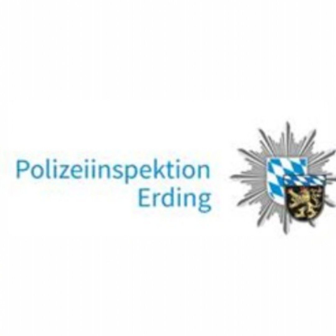 Verkehrsunfallflucht – Zeugen gesucht

Ein bislang unbekannter Fahrzeugführer beschädigte am Mittwoch den 01.07.2026 zwischen 10:30 Uhr und 15:30 Uhr einen geparkten Pkw und entfernte sich anschließend unerlaubt von der Unfallstelle.

Der Geschädigte hatte seinen silbernen VW Golf auf dem Parkplatz der Tatörtlichkeit in der Wendelsteinstraße 29 in 85435 Erding, Altenerding abgestellt.

Als er zu seinem Fahrzeug zurückkehrte, stellte er einen Schaden an der linken Fahrzeugseite fest. Der linke Außenspiegel war abgefahren und die Fahrertür wies eine Delle auf.

Der entstandene Sachschaden wird auf etwa 3.000 Euro geschätzt.

Hinweise auf den Verursacher liegen derzeit nicht vor.

Die Polizei bittet Zeugen, die den Unfall beobachtet haben oder Hinweise zum verursachenden Fahrzeug geben können, sich bei der zuständigen Polizeidienststelle Erding unter der 08122/9680 zu melden.